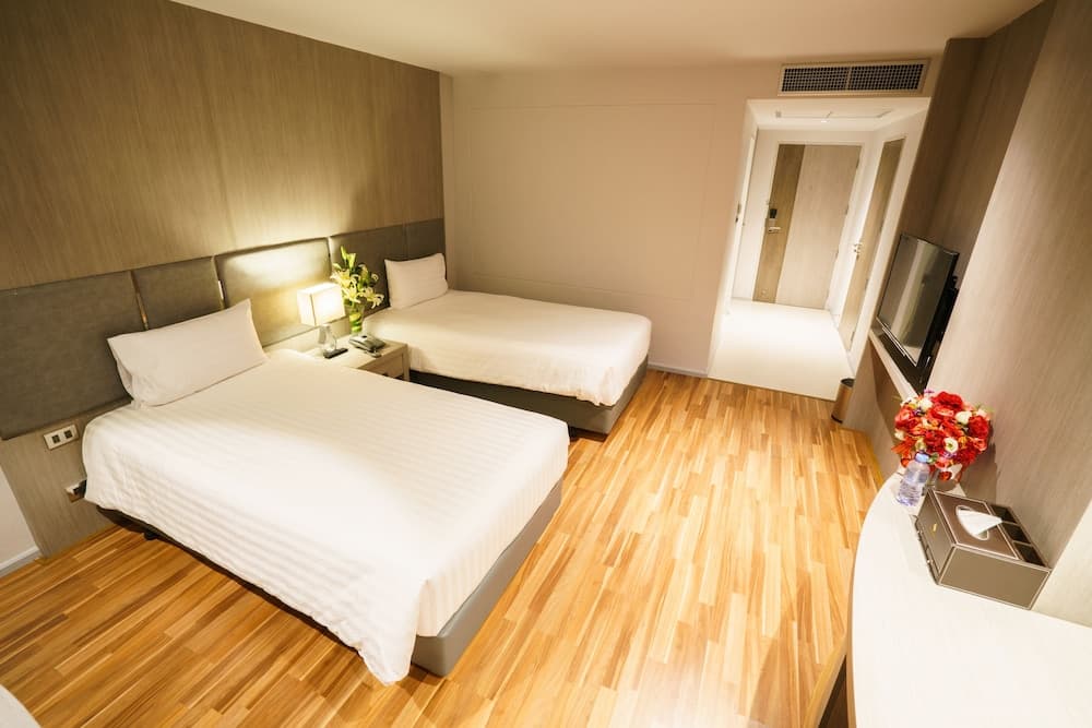 New Season Square Hotel photo 5