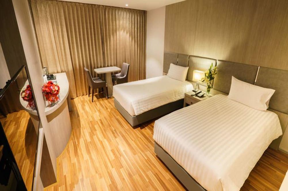 New Season Square Hotel photo 4
