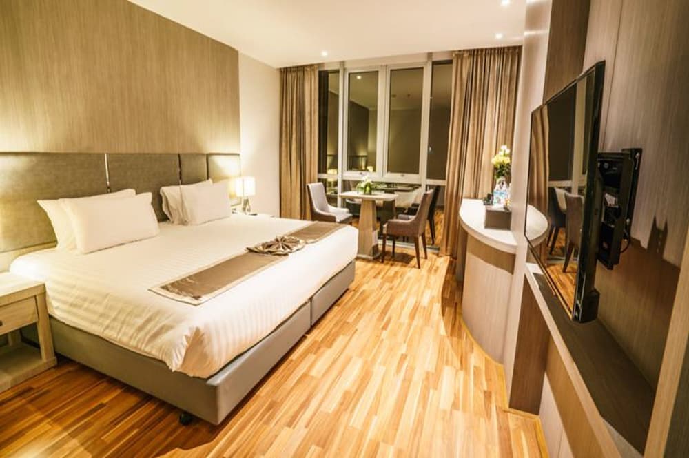 New Season Square Hotel photo 3
