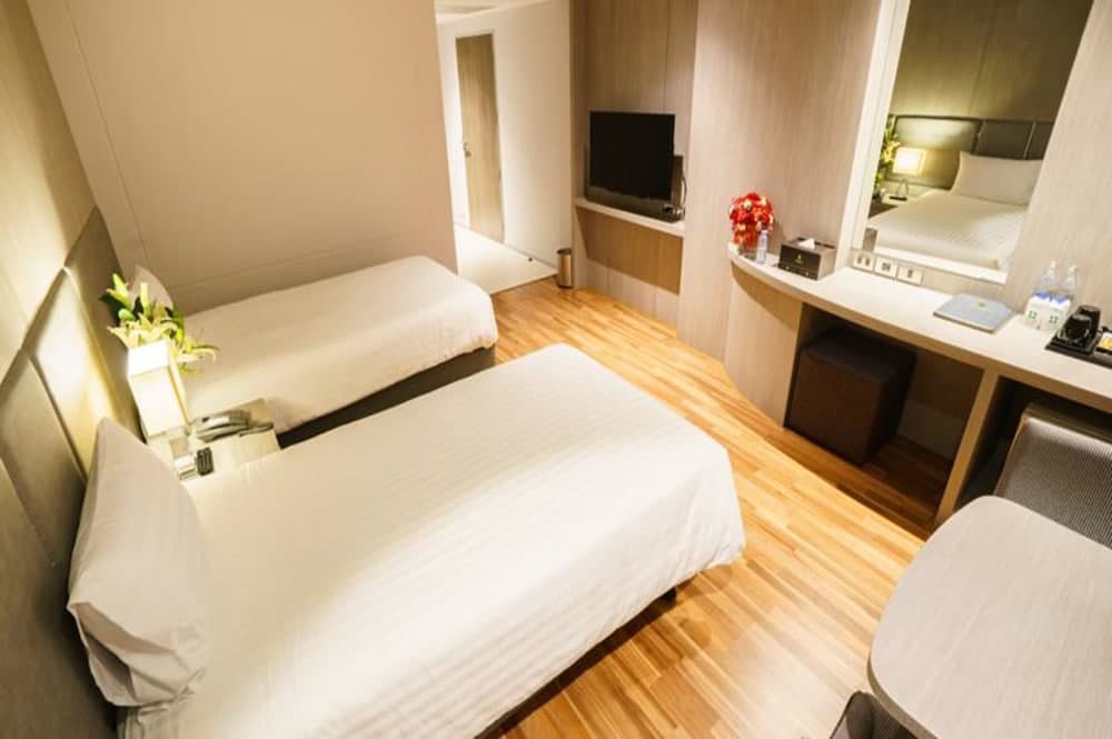 New Season Square Hotel photo 2