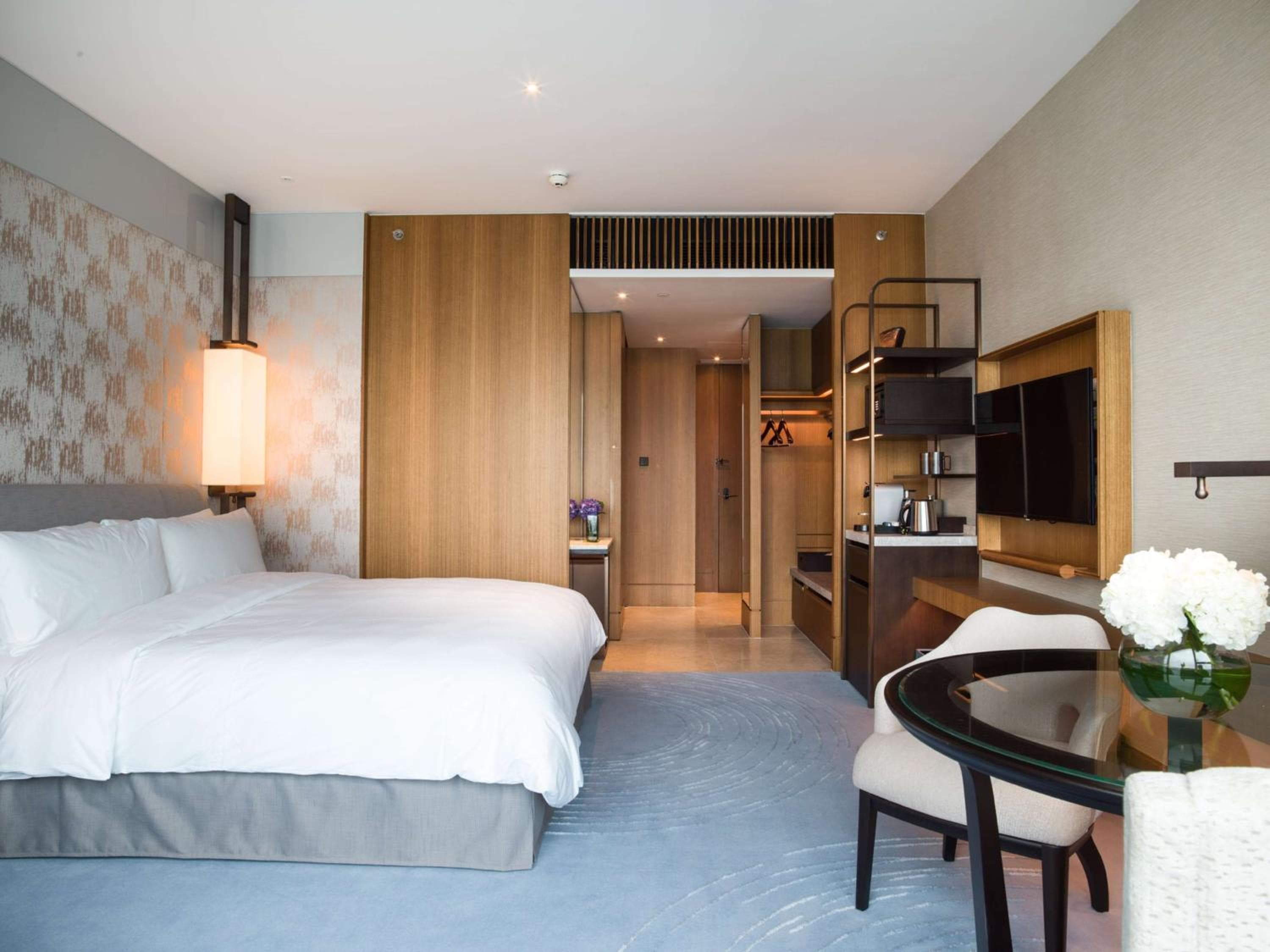 Deluxe King Room with City View