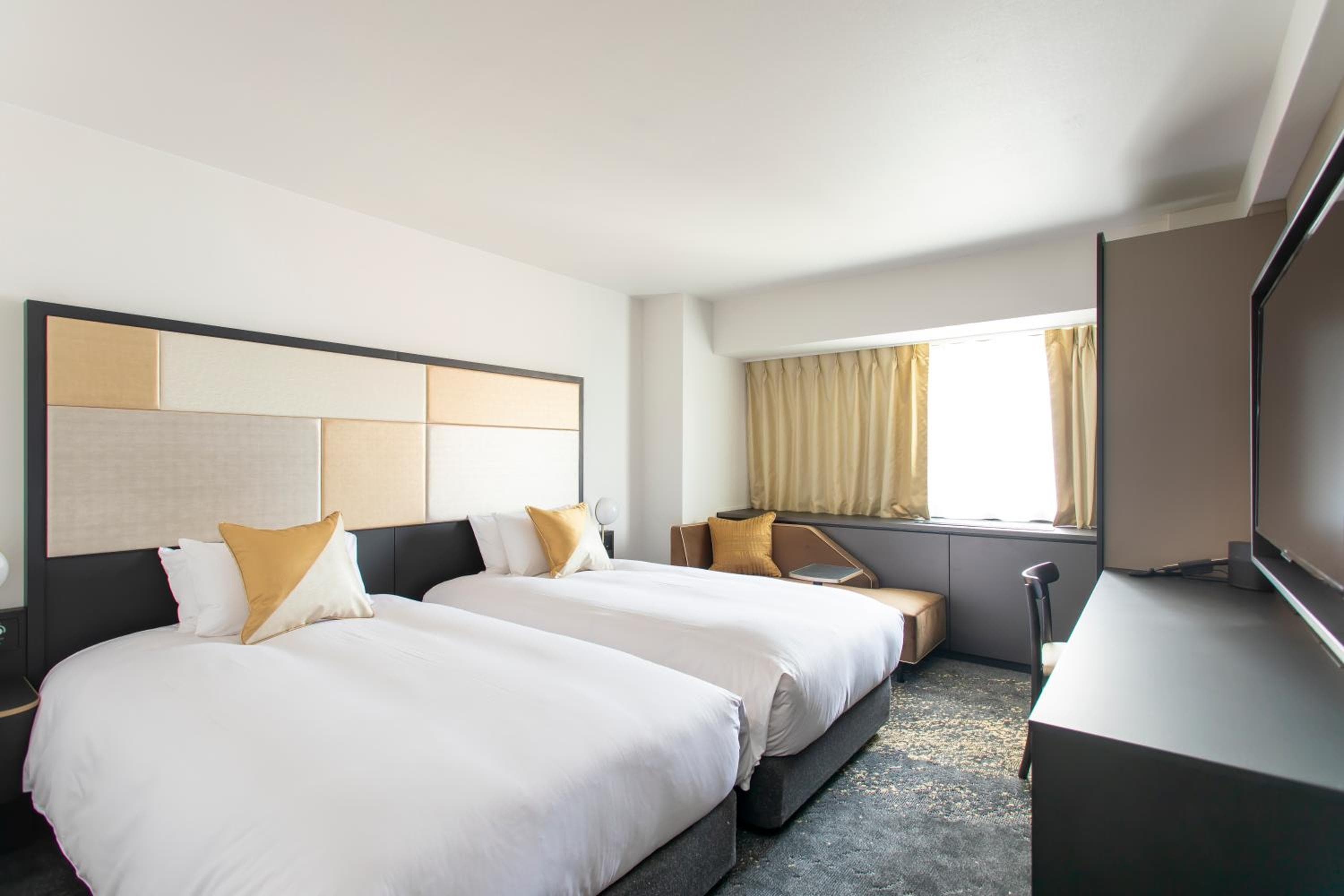 Cross Floor Twin Room with Club Lounge Access - Non-Smoking