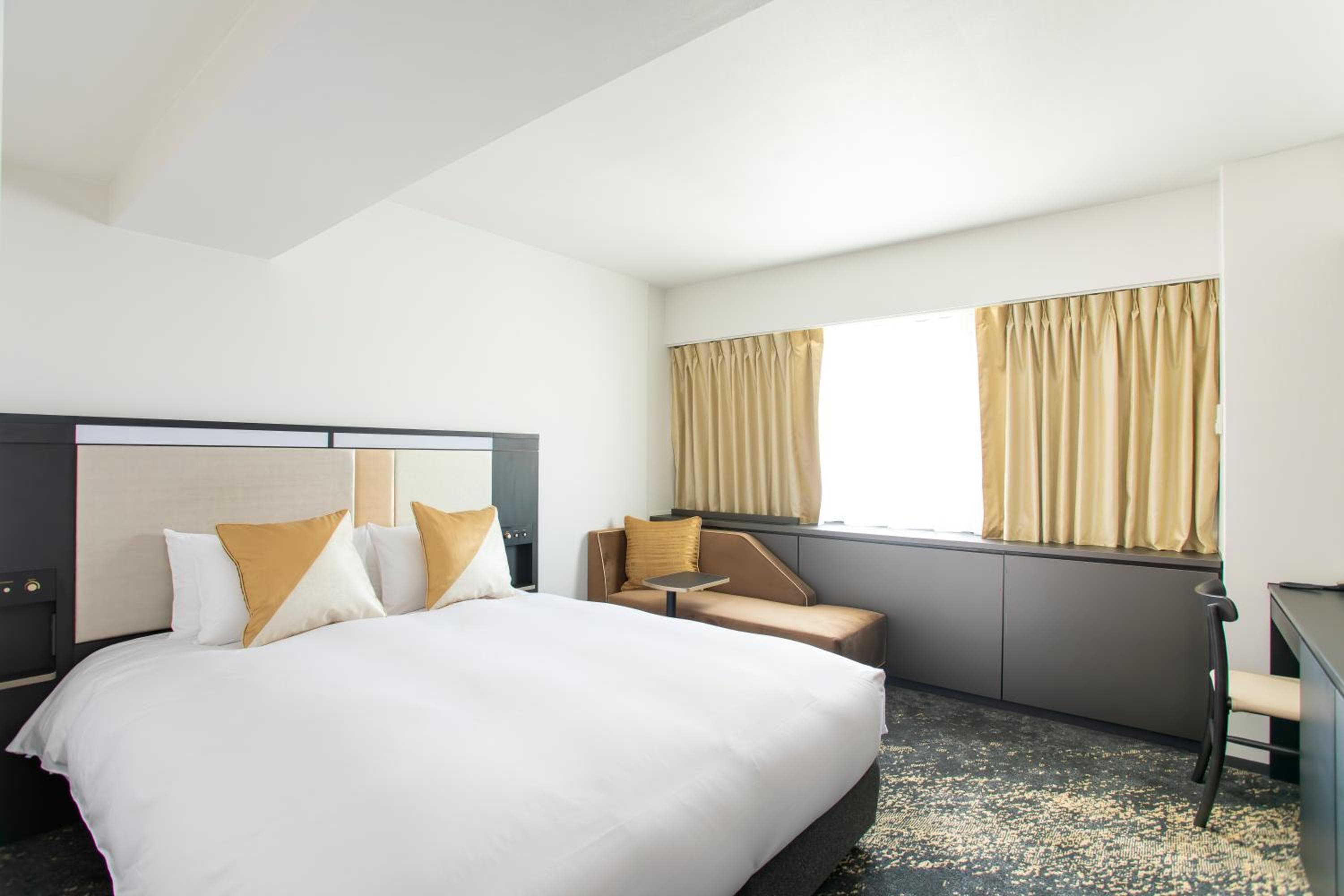 Cross Floor Superior Double Room with Club Lounge Access - Non-Smoking