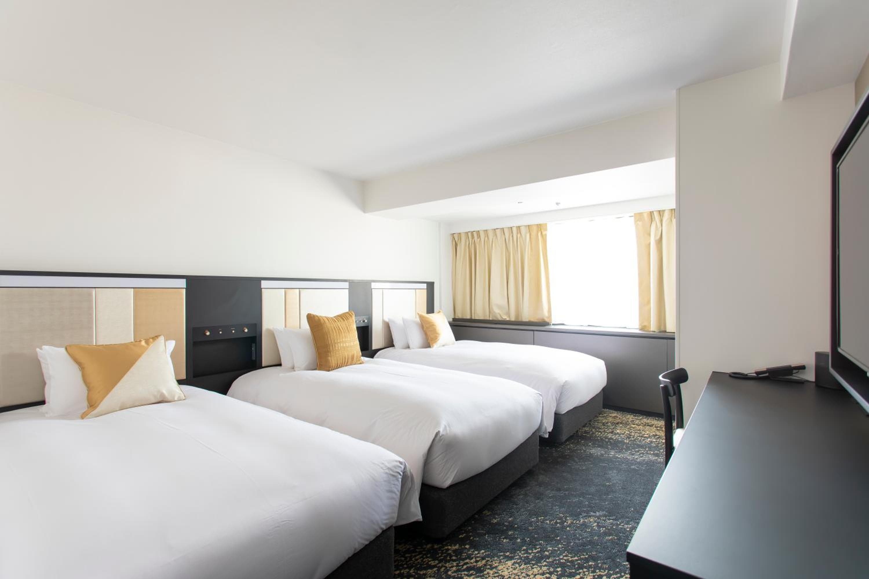 Cross Floor Triple Room with Club Lounge Access - Non-Smoking