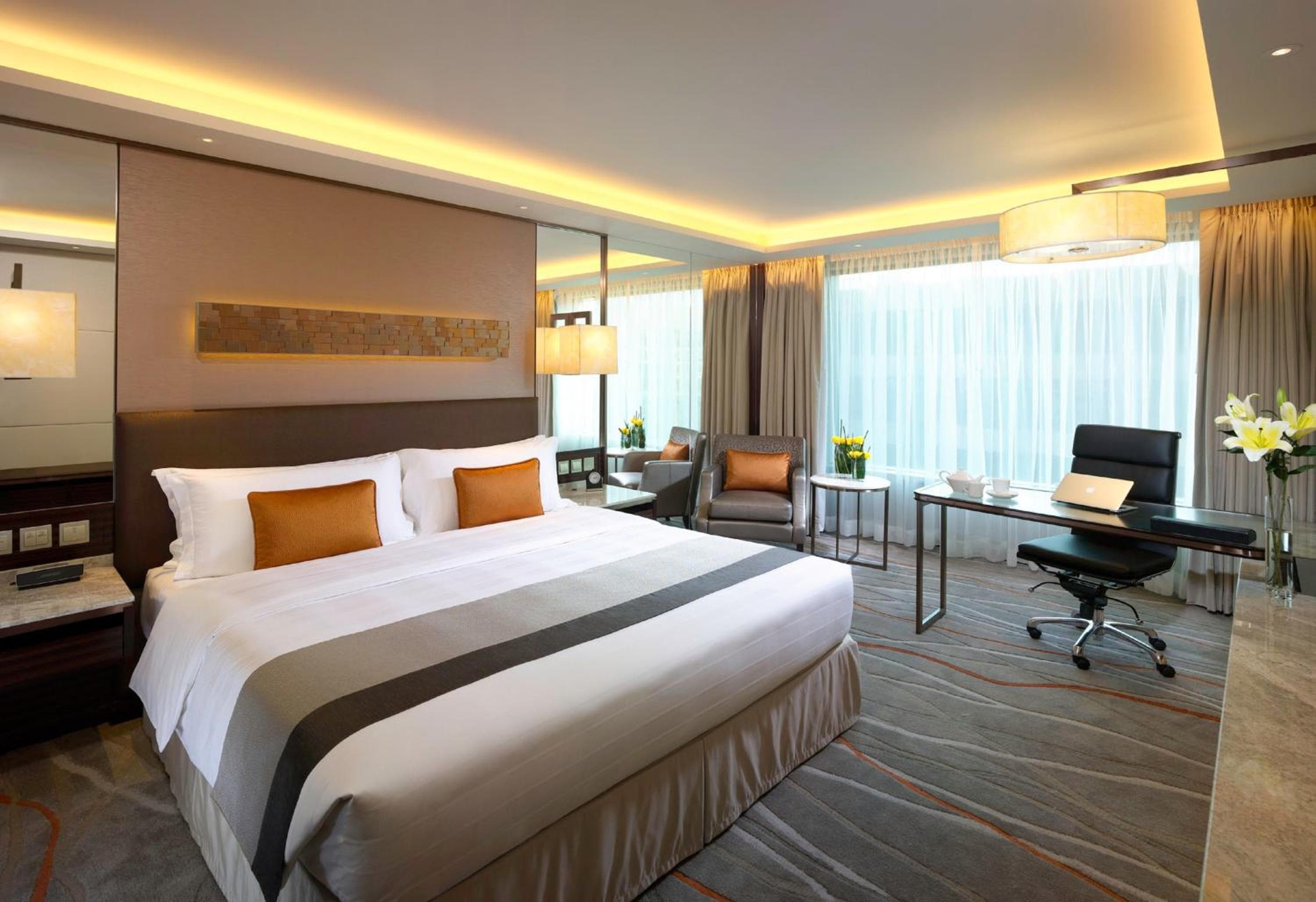 1 King Bed Club City View