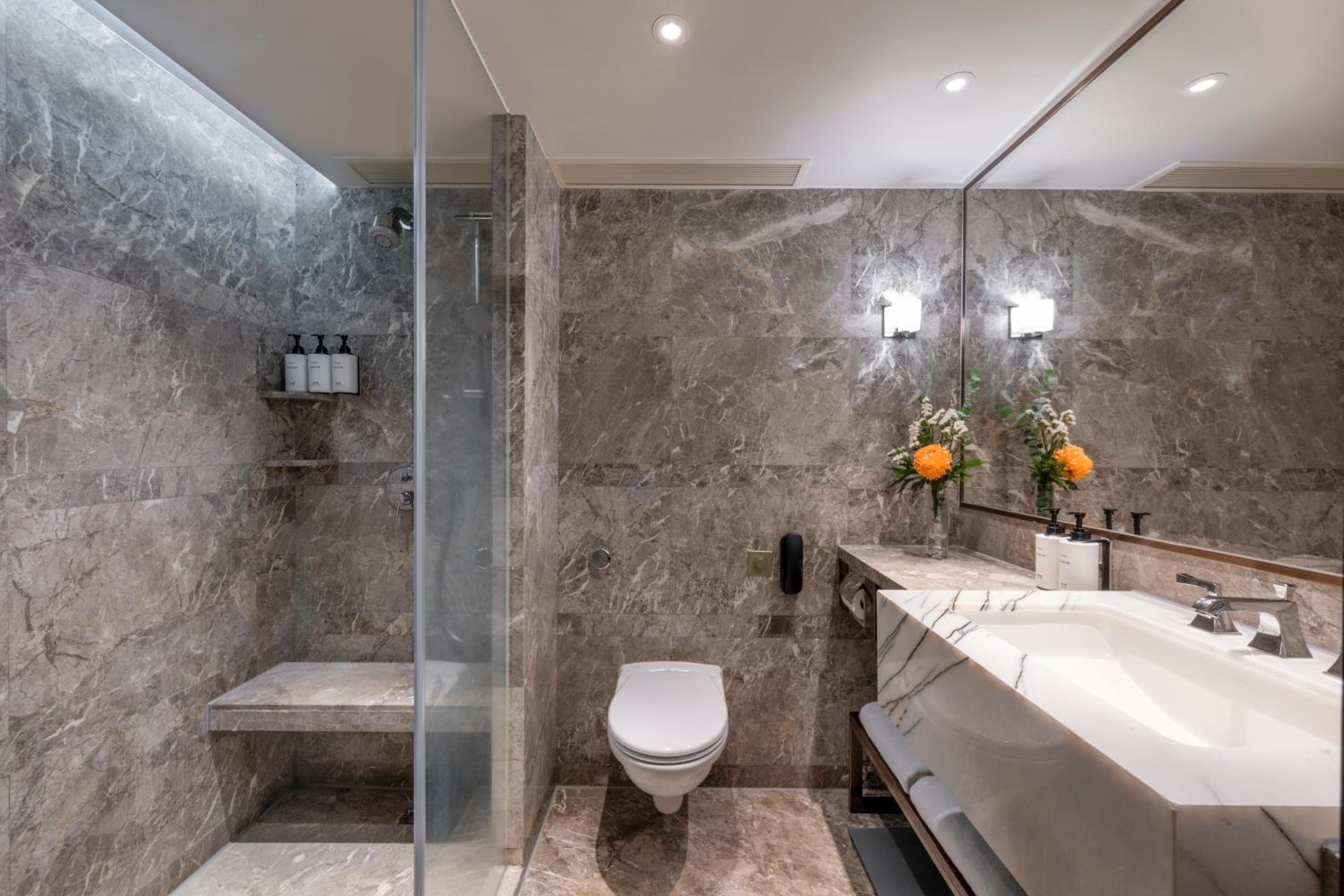 One-Bedroom Suite with Skyline Harbor View