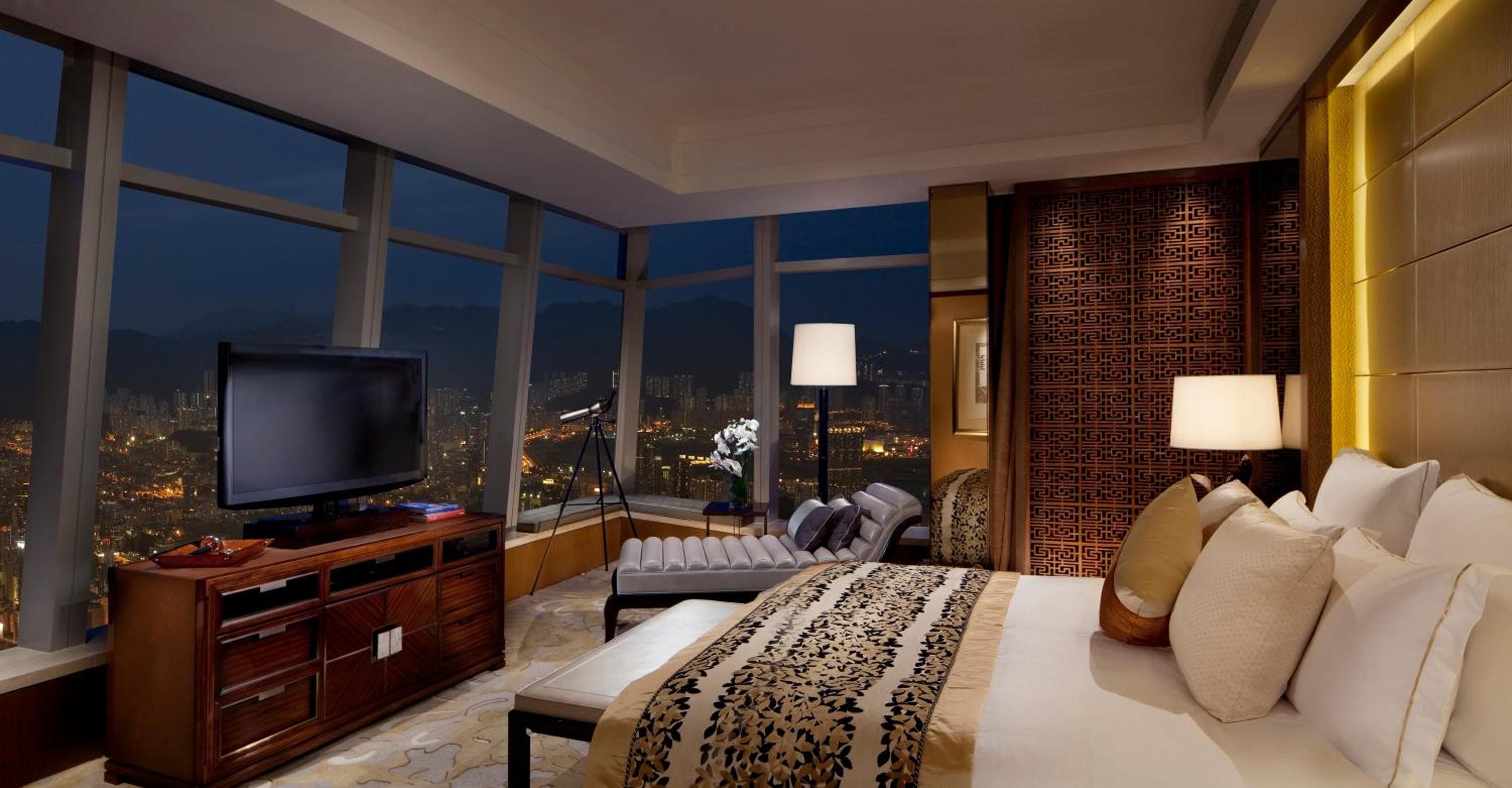 Premier Executive Suite with King Bed and Club Lounge Access