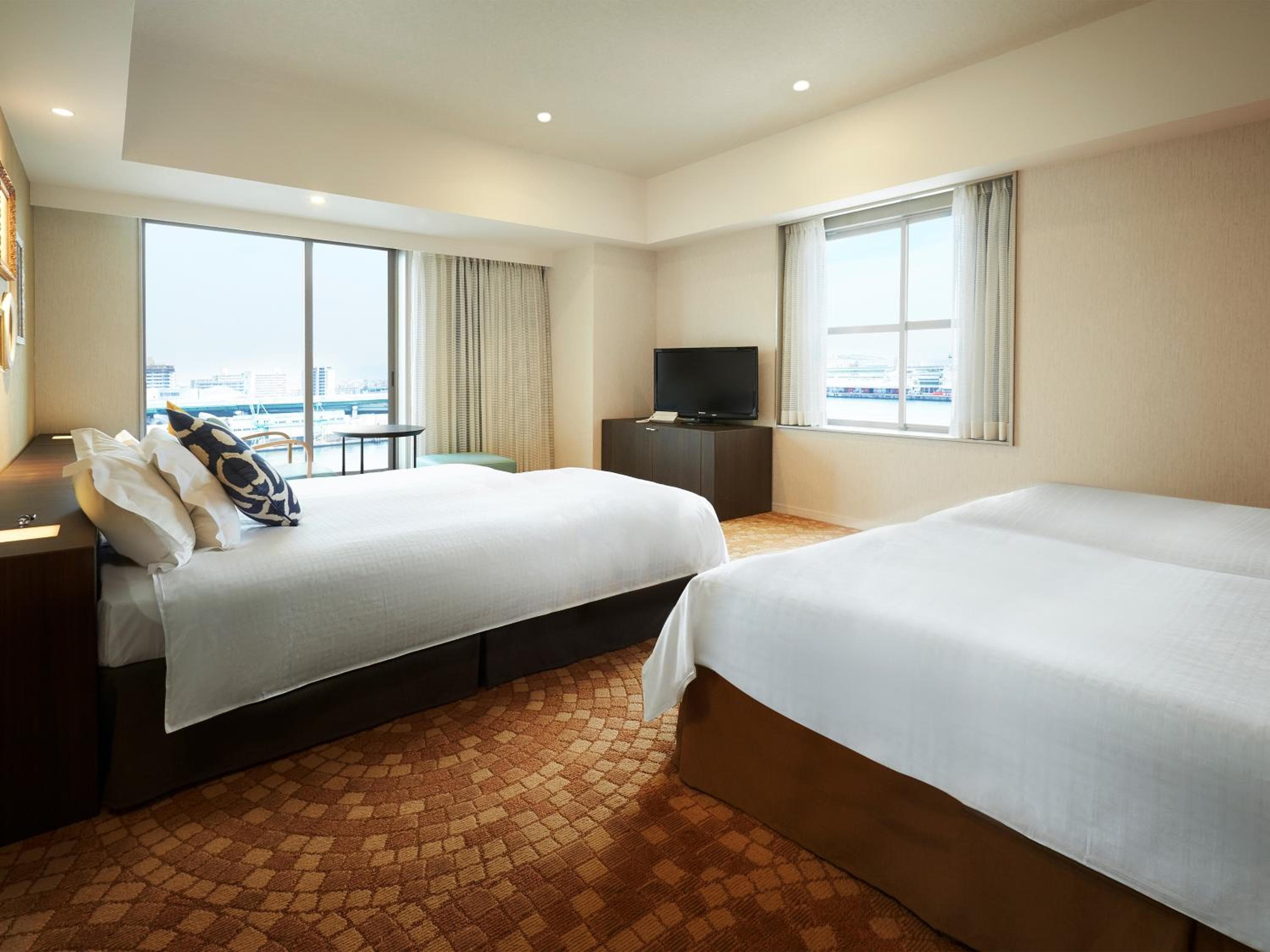 Deluxe Corner Twin Room with Extra Bed - Non-Smoking