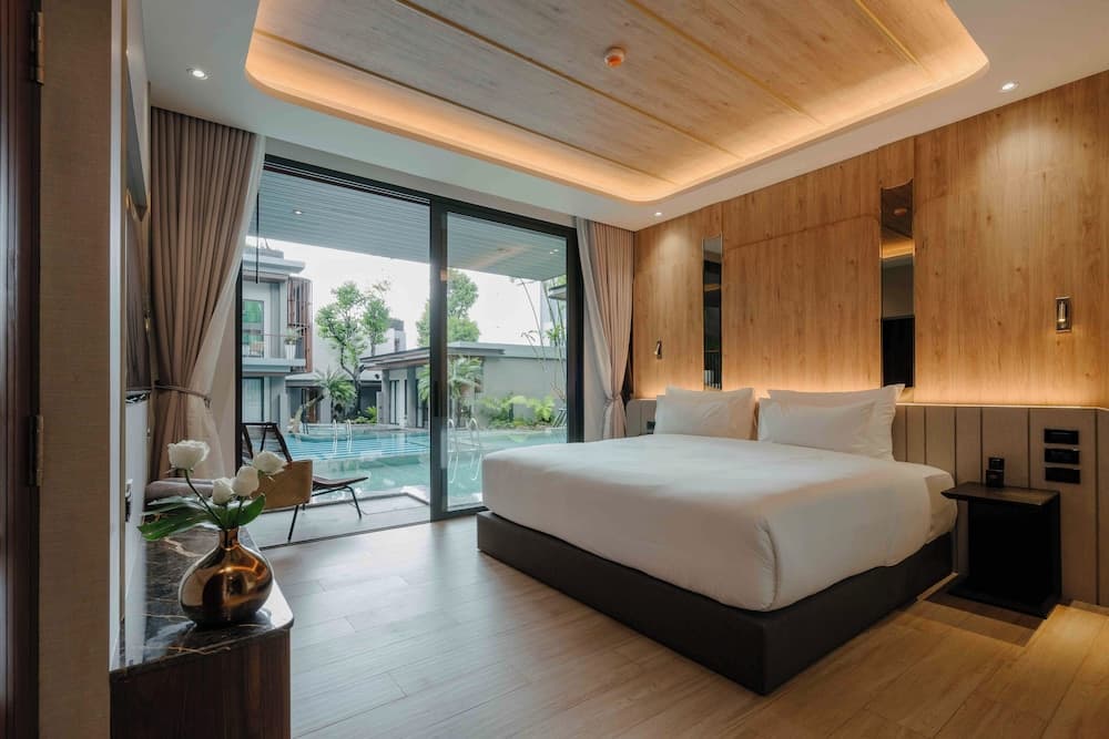 Pool Access Room