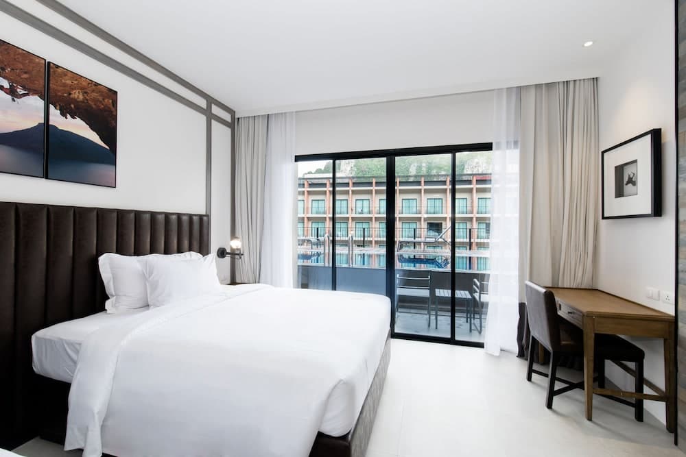 Deluxe Pool Access Room