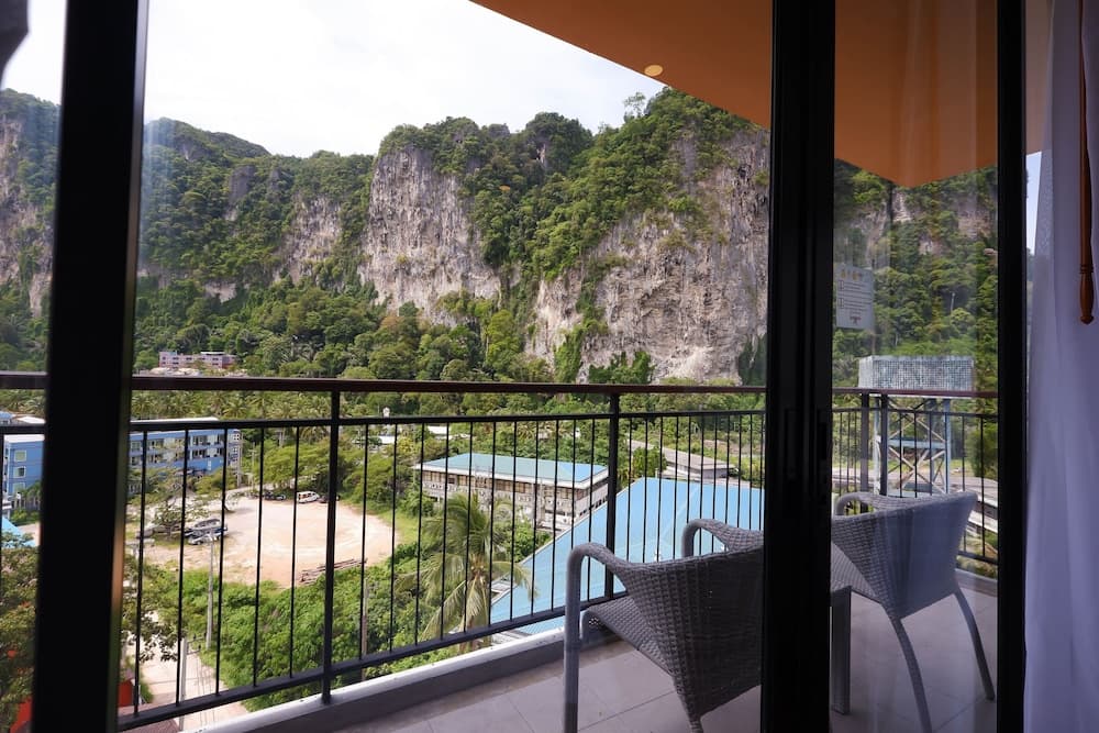 Deluxe Limestone Cliff View